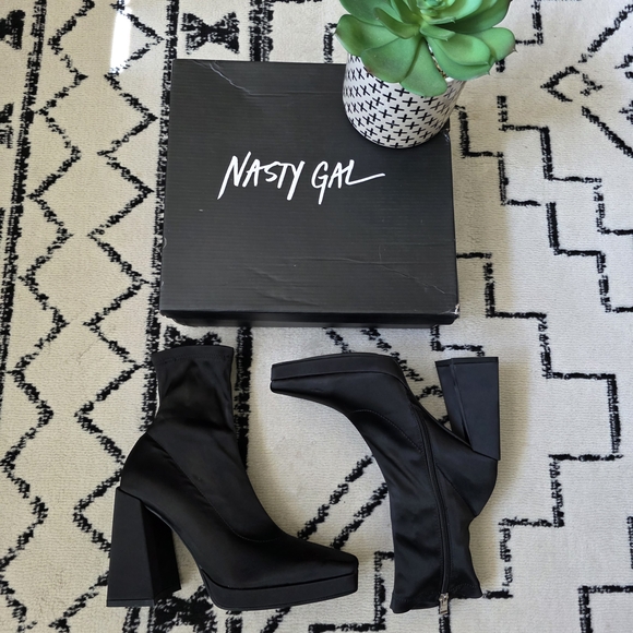 Nasty Gal Black Square-Toe Block Heel Platform Ankle Boots- NEW! NEVER WORN! - Picture 2 of 6